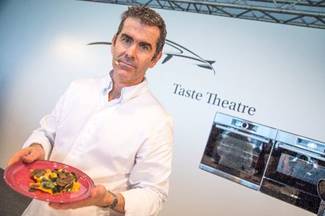 Arcane大廚Shane Osbone於「保時捷x Food Network劇場」現場示範廚藝